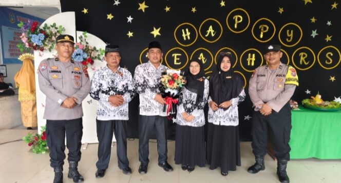 
					Polsek Indrapura beserta Bhabinkamtibmas Menghadiri Acara Memperingati Hari Ulang Tahun PGRI yg ke 79