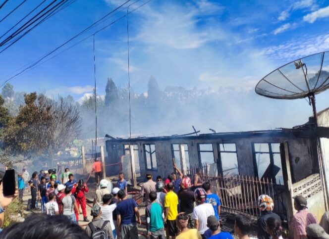 
					5 Rumah Terbakar di Desa Pangombusan Parmaksian, Tidak Ada Korban Jiwa