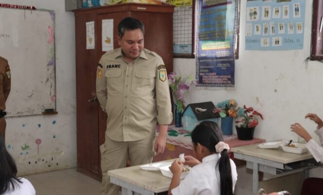 
					Bupati Pakpak Bharat Memantau Uji Gerakan Serentak Makan Bergizi Sehat Bagi Peserta Didik