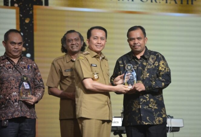 
					KIP Provinsi Sumatera Utara Memberikan Penghargaan Bagi Pemerintah Kabupaten Pakpak Bharat
