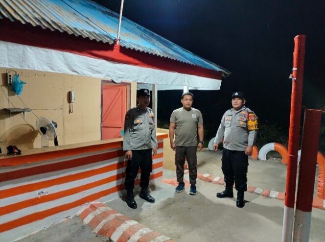 
					Personil Polsek lima Puluh Patroli Mobile Malam Hari guna Memelihara Kamtibmas dan mencegah terjadinya 3C dan tindak kejahatan lainya diwilayah Hukum Polsek Lima Puluh