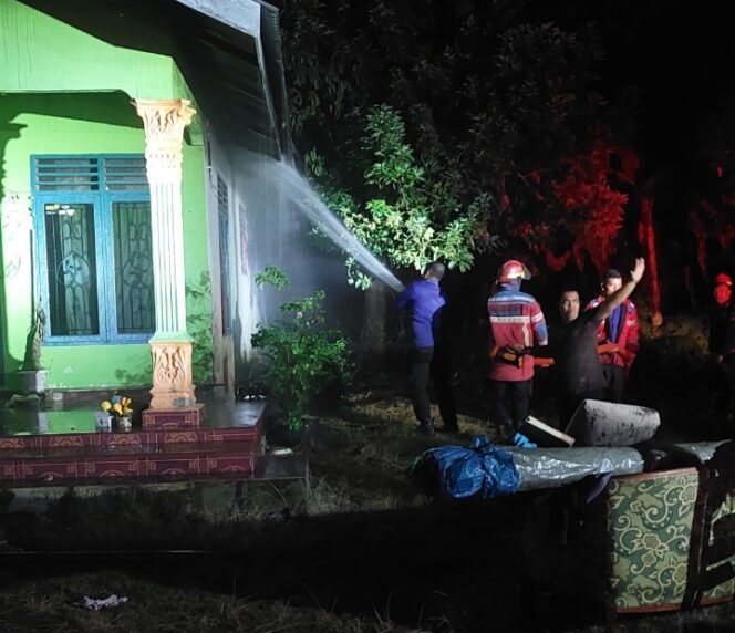 
					Rumah di Batu Bara Terbakar Tengah Malam, Polsek Lima Puluh Lakukan Penyelidikan