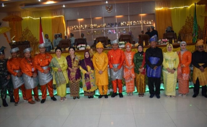 
					Ketua DPRD Langkat Pakai Kebaya Saat Paripurna Hari Jadi Kabupaten Langkat ke-275