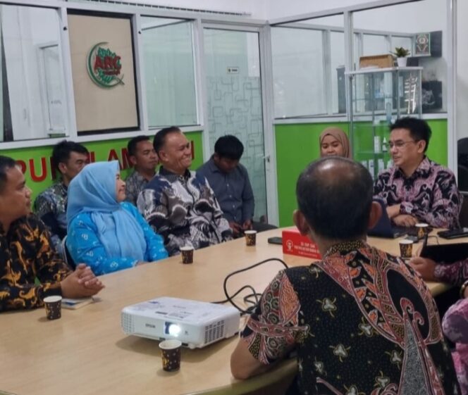 
					Menindaklanjuti Instruksi Bupati Pakpak Bharat ,wakil Bupati Mengunjungi Pusat Atsiri Research Center Di Universitas Syah Kuala Banda Aceh