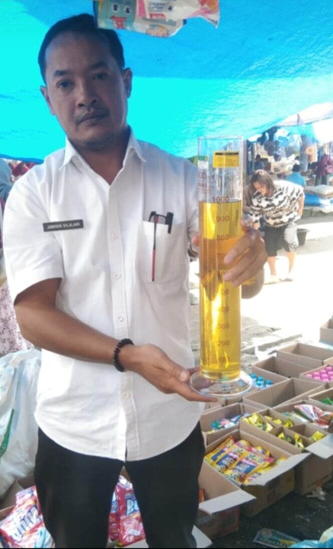 
					Dalam Rangka Pengendalian Harga , Stok Barang kebutuhan Pokok Dan Barang Penting Pemkab Pakpak Bharat Melaksanakan Pemantauan Harga
