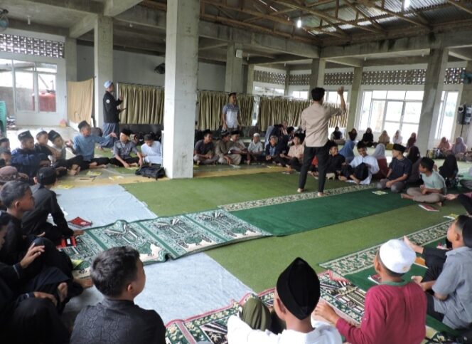 
					Pelajar SMP Negeri 1 salak Yang Beragama Islam Melaksanakan Kegiatan Pesantren Kilat Di Masjid Nurul Islam