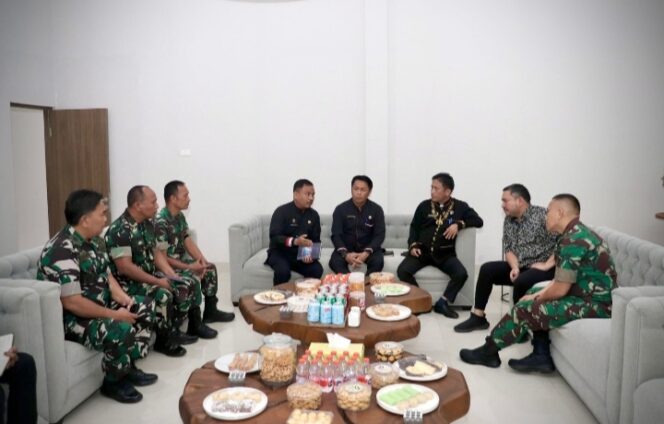
					Dandim 0206/Dairi Letkol Inf.Giklas Pirtahan Silaban Bersama Jajaran Mengunjungi Rumah Dinas Bupati Pakpak Bharat