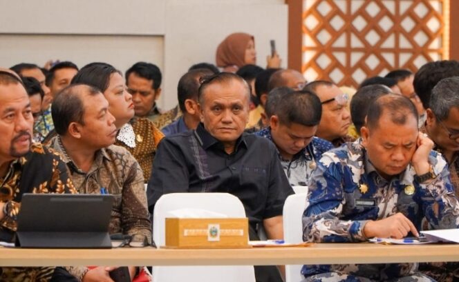 
					Wakil Bupati PakPak Bharat Menghadiri High Level Meeting Tim Pengendalian Inflasi Daerah