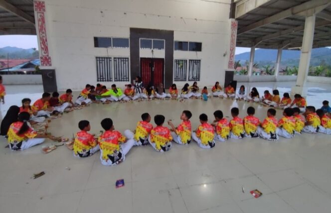 
					Atlit Taekwondo PakPak Bharat Menikamti Menu Buka Puasa Bersama Dilapangan Kasean Banurea
