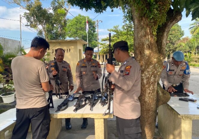 
					Kapolsek Indrapura Melakukan Pengecekan Senjata Api Inventaris untuk Cegah Penyalahgunaan