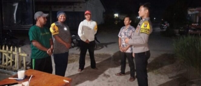 
					Bhabinkamtibmas Polsek Medang Deras Cek Pos Kamling di Desa. Sidomulyo