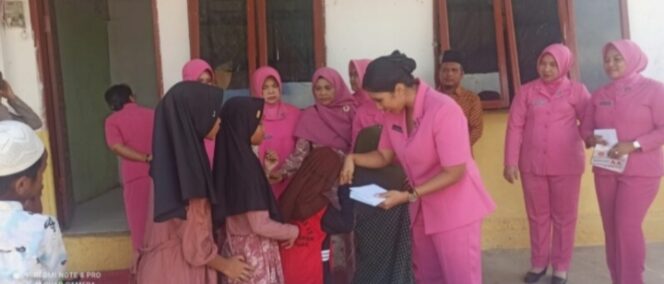 
					Bhayangkari Polres Batu Bara Melaksanakan: Bhayangkari Peduli dengan Memberikan Bantuan kepada Yayasan Panti Asuhan Yatim Piatu