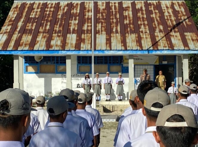 
					Kapolsek Habinsaran AKP Eko Ady Ranto Menjadi Pembina Upacara dalam Upacara Bendera di SMKN Nassau