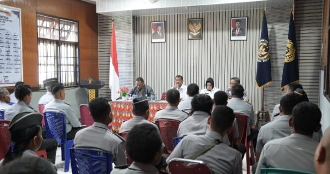 
					Tiba Nabire,Dirjenpas Langsung Sambangi Petugas lapas Terluka