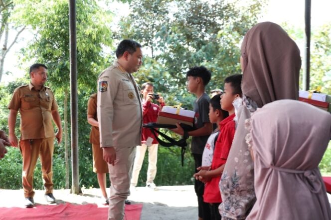 
					Bupati PakPak Bharat Membagikan Paket Bantuan Sosial Bagi Anak-anak Yatim Dan Terlantar Se Kabupaten Pakpak Bharat
