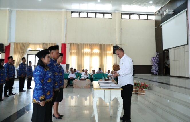 
					Bupati Pakpak Bharat Melantik Dan menyerahkan SK PPPK Bagi 156 Orang