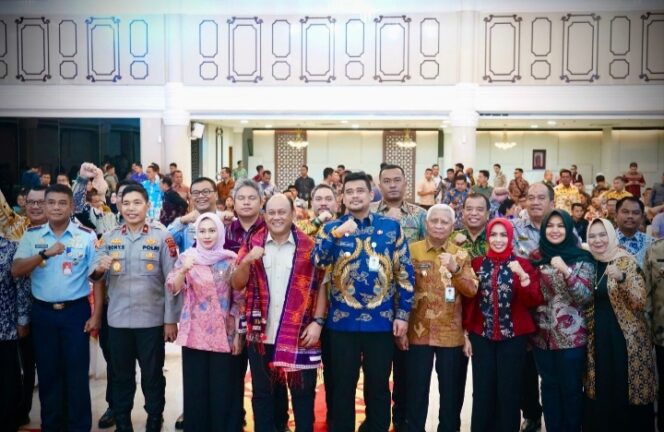 
					Bupati Pakpak Bharat Tandatangani Nota Kesepahaman Tentang Sinergi Dan MOU Program MBG Se- Sumut
