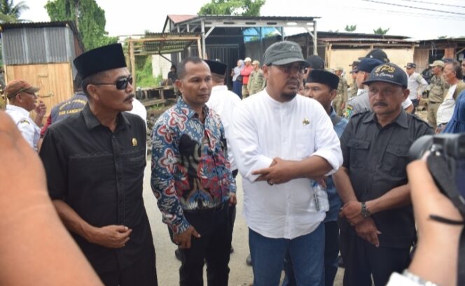 
					Eksekusi Penertiban Kios Pedagang di Luar Pasar Tradisional Tanjung Pura Berjalan Tertib