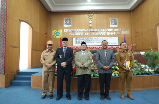 
					Wakil Bupati Pakpak Bharat Membacakan Pidato Nota Jawaban Bupati Sidang Paripurna DPRD Atas Pemandangan Fraksi-fraksi