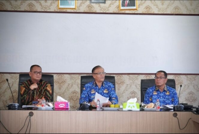 
					Wakil Bupati PakPak Bharat Membuka Diskusi Penyusunan Dokumen Kabupaten/Kota Sehat Di aula Bappelitbangda