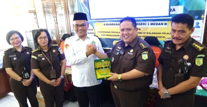 
					Penyuluhan Hukum, Jaksa Ajak Pelajar MAN 1 Medan Hindari Narkoba & Ajarkan Etika Hukum Dalam Bermedia Sosial