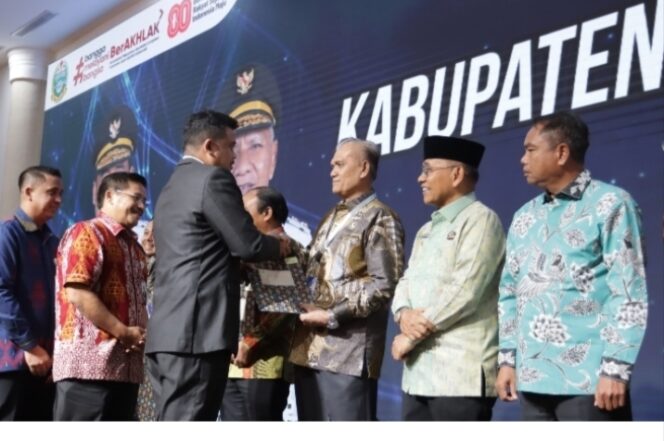 
					Wakil Bupati Pakpak Bharat Menerima Penyerahan Pembayaran Utang Dana Bagi Hasil Dari Provinsi Sumatera Utara
