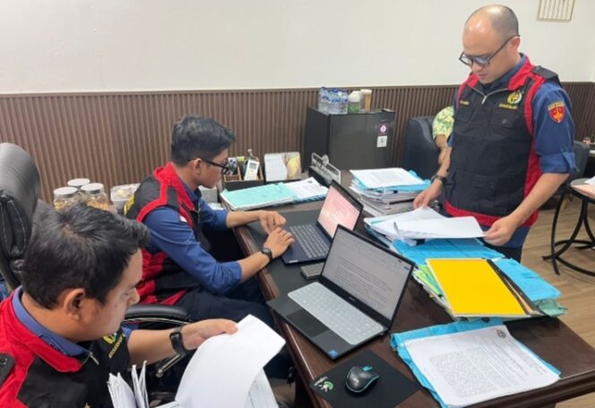 
					Penyidik Kejaksaan Tinggi Sumatera Utara Geledah Kantor PTPN 1dan 5